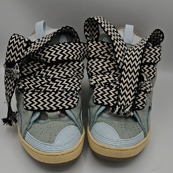 Stylish High-Top Sneakers with Bold Laces USED 1X